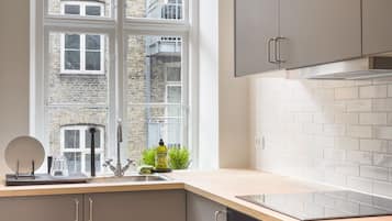 Fridge, oven, stovetop, coffee/tea maker