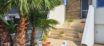 Beautiful spacious house on the seafront - barbecue - close to the port
