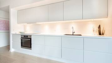 Fridge, oven, stovetop, dishwasher