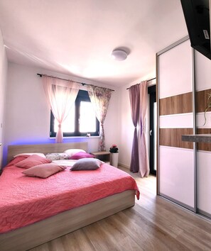 3 bedrooms, iron/ironing board, WiFi, bed sheets