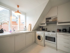 Kühlschrank, Ofen, Herdplatte, Wasserkocher mit Kaffee-/Teezubehör