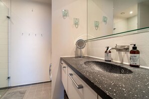 Een haardroger, handdoeken