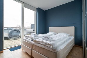 2 bedrooms, desk, iron/ironing board, WiFi - Bright & Modern - by Opera & short walk to Nyhavn (Copenhagen)