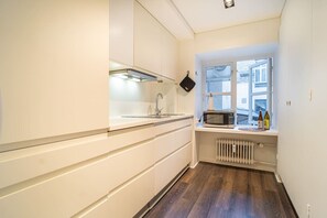 Réfrigérateur, four à micro-ondes, surface de cuisson, lave-vaisselle