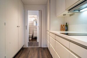 ثلاجة، ميكروويف، موقد طهي مسطح، غسالة أطباق