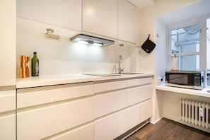 Réfrigérateur, micro-ondes, plaque de cuisson, lave-vaisselle
