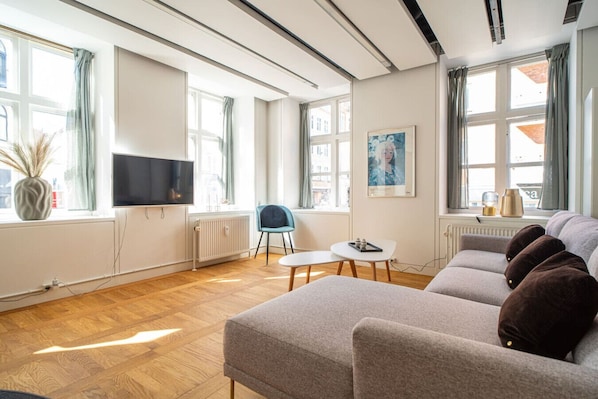 TV - 120m2 near Culture Icons - Historic Fredericiagade (Copenhagen)