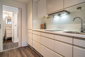 Réfrigérateur, four à micro-ondes, surface de cuisson, lave-vaisselle