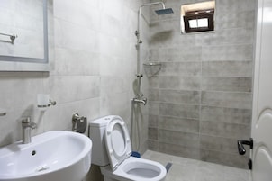 Habitación triple clásica, balcón, vistas a la montaña | Baño | Toallas, jabón, champú y papel higiénico