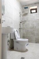 Habitación clásica | Baño | Toallas, jabón, champú y papel higiénico