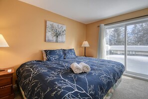 4 bedrooms, desk, WiFi, bed sheets