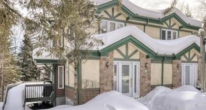 La Bête Tremblant: Classic & Charming Chalet