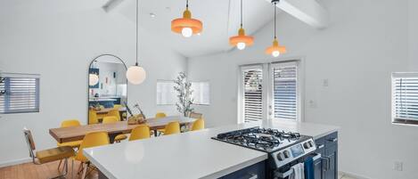 冷蔵庫、電子レンジ、オーブン、コンロ