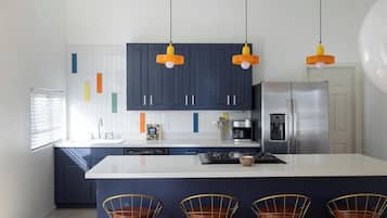 Een koelkast, een magnetron, een oven, een kookplaat