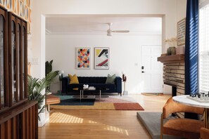 Smart TV, fireplace, video games, table tennis - Walkable near DT, Zoo, Seaworld w/HotTub & Parking (San Diego)