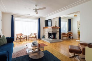 TV connectée, cheminée, jeux vidéo, table de tennis de table