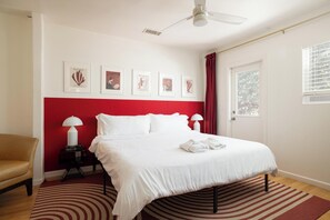 3 bedrooms, desk, iron/ironing board, travel crib - Walkable near DT, Zoo, Seaworld w/HotTub & Parking (San Diego)