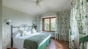 7 chambres, fer et planche à repasser, Wi-Fi, draps fournis