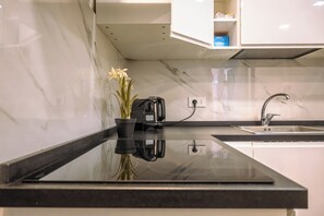 Kühlschrank, Ofen, Herdplatte, Wasserkocher mit Kaffee-/Teezubehör