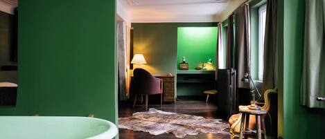 Tabla de planchar con plancha, wifi y ropa de cama