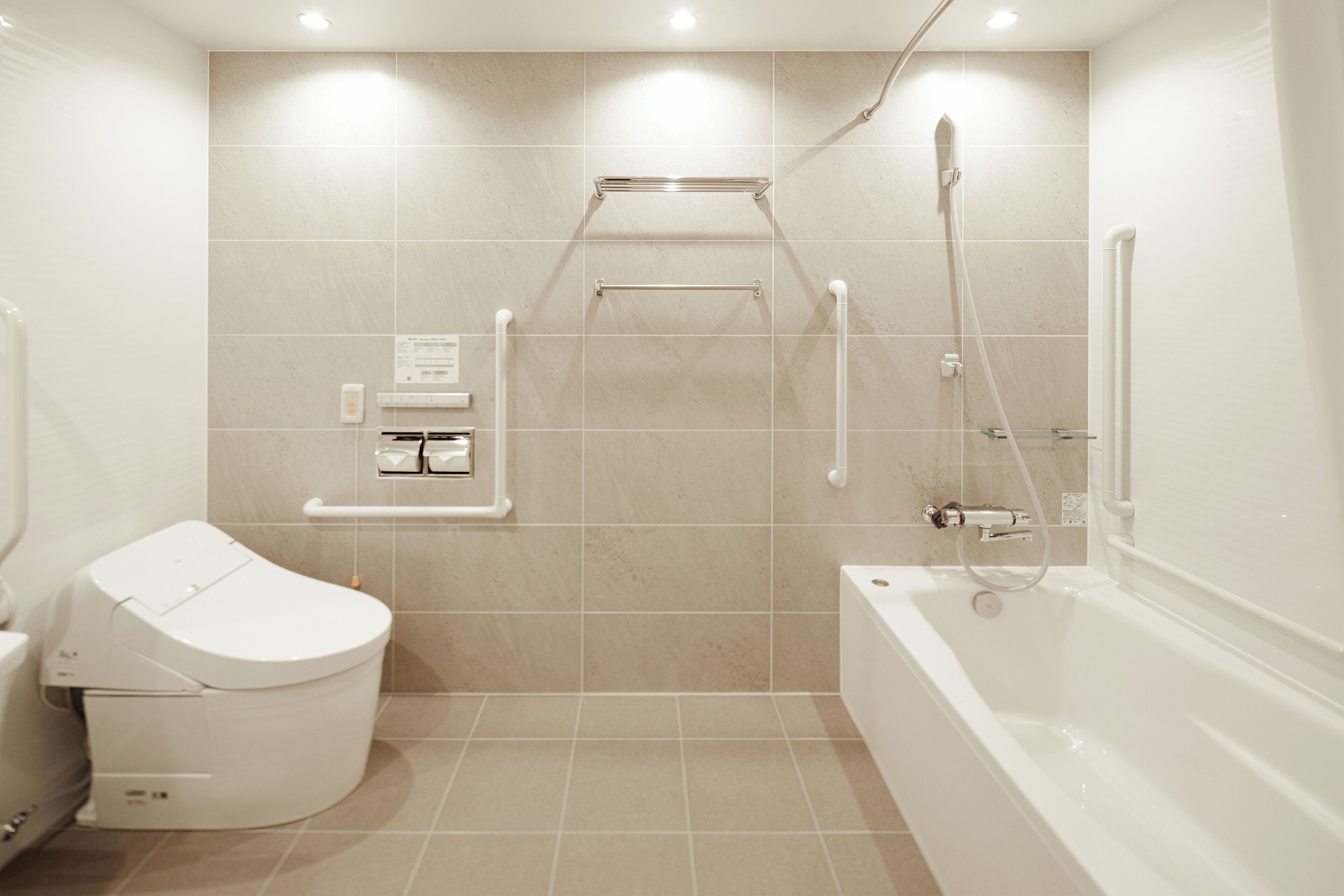 Ein modernes Badezimmer mit Toilette, Badewanne und Duschbereich.