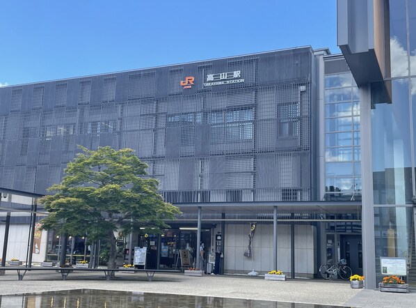 Un edificio moderno con un cartel que dice "Takahama Station".