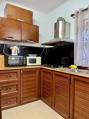 Geladeira, micro-ondas, fogão, cooktop
