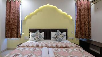 Superior Room | Hypo-allergenic bedding, individually decorated, iron/ironing board