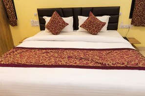 Deluxe Room | Hypo-allergenic bedding, individually decorated, iron/ironing board