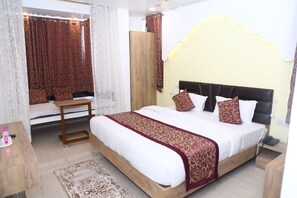 Superior Room | Hypo-allergenic bedding, individually decorated, iron/ironing board