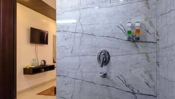 Deluxe Room | Bathroom | Shower, rainfall showerhead, free toiletries, hair dryer