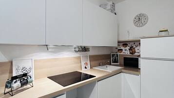 Stovetop, dishwasher, toaster, cookware/dishes/utensils