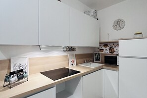 Placa de cocina, lavavajillas, tostadora y utensilios de cocina