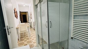 Douche, sĂšche-cheveux, bidet, serviettes fournies