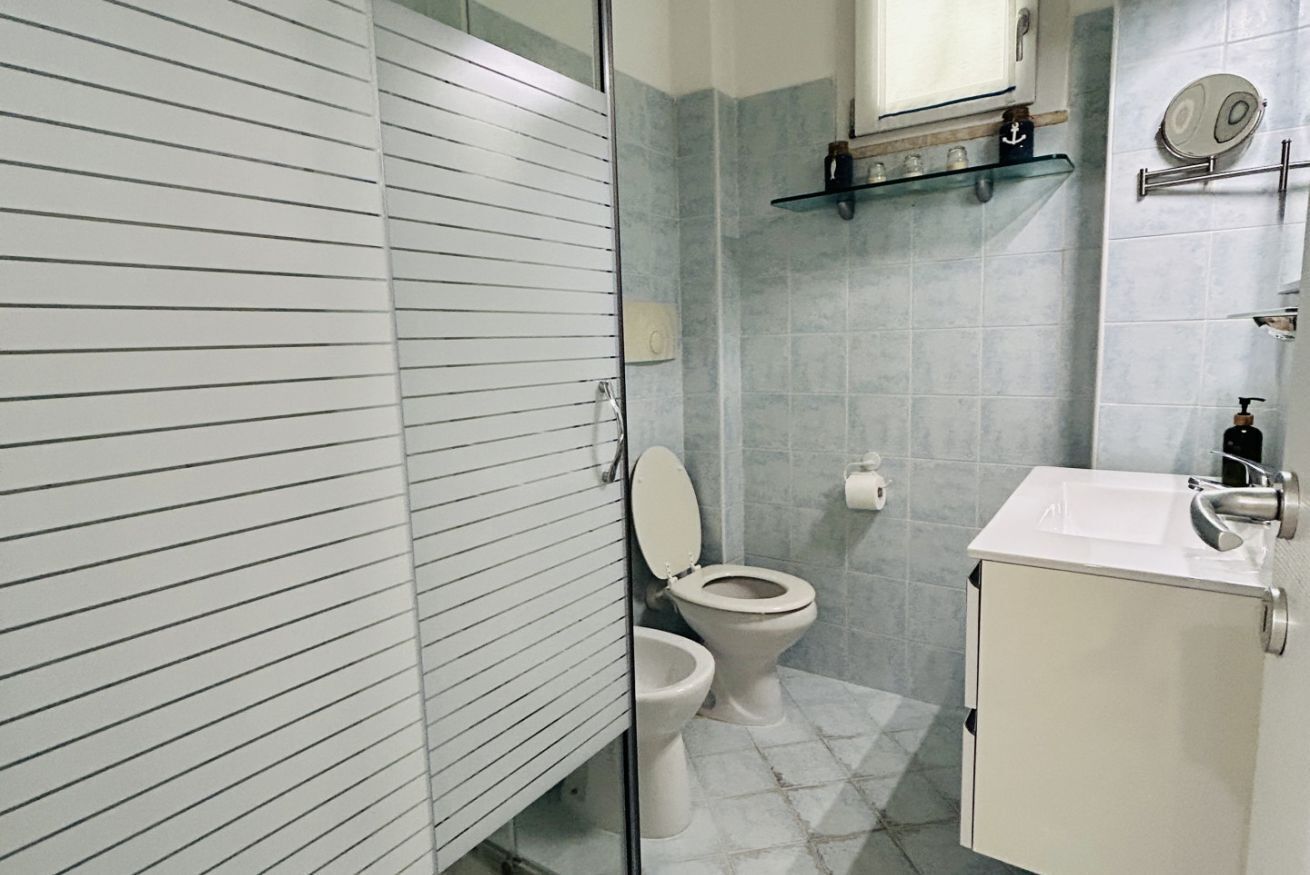 Suihku, hiustenkuivaaja, bidee, pyyhkeet