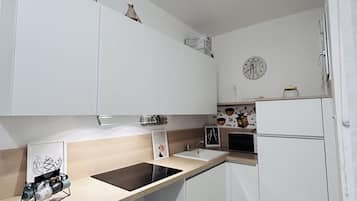 Parrilla de estufa, lavavajillas, tostadora y utensilios de cocina