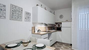 Stovetop, dishwasher, toaster, cookware/dishes/utensils