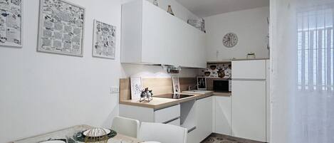 Een kookplaat, een vaatwasser, een broodrooster