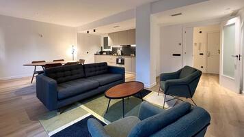 Apartment (3 Bedrooms) | 3 bedrooms, iron/ironing board, bed sheets