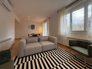 65-inch TV with cable channels - Stay U-nique Apartment Putxet (Barcelona)