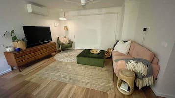 Smart-tv, dvd-spelare och böcker