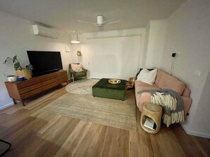 Smart-tv, dvd-afspiller, bøger