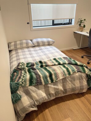 3 habitaciones, escritorio, tabla de planchar con plancha y wifi gratis