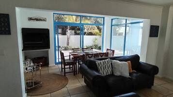 House, 4 Bedrooms, Smoking, Private Pool | Living room