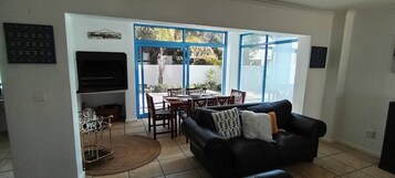 Casa, 4 quartos, para fumantes, piscina particular | Sala de estar