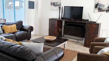 House, 4 Bedrooms, Smoking, Private Pool | Living room