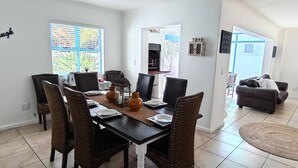 Hus - 4 sovrum - rökare - privat pool | Matsal