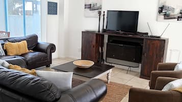 House, 4 Bedrooms, Smoking, Private Pool | Living room