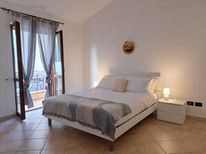 House, 3 Bedrooms | 3 bedrooms, down duvets, iron/ironing board, free WiFi