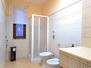 House, 3 Bedrooms | Bathroom | Hair dryer, bidet, towels, soap